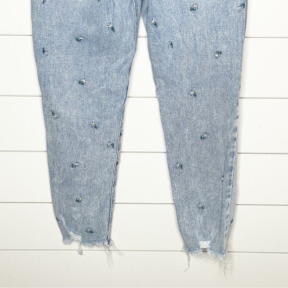Tinseltown High Waist Daisy Embroidered Distressed Mom Jeans Light Wash Size 5 - Picture 11 of 12